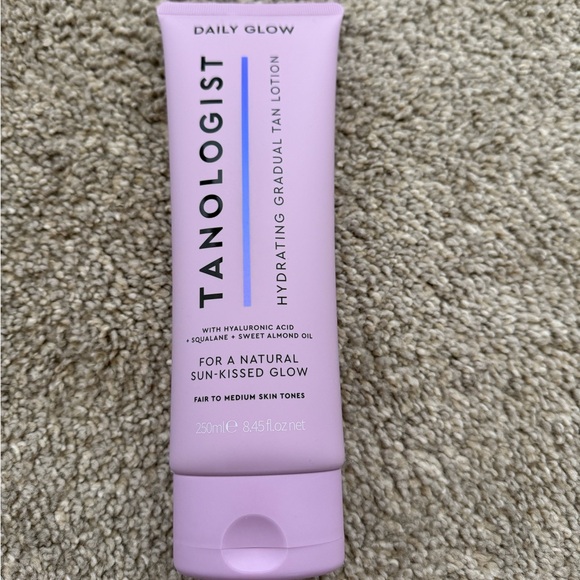 tanologist Other - NWT! Tanologist - Hydrating Gradual Self Tan Lotion - Daily Glow, Fair to Medium
